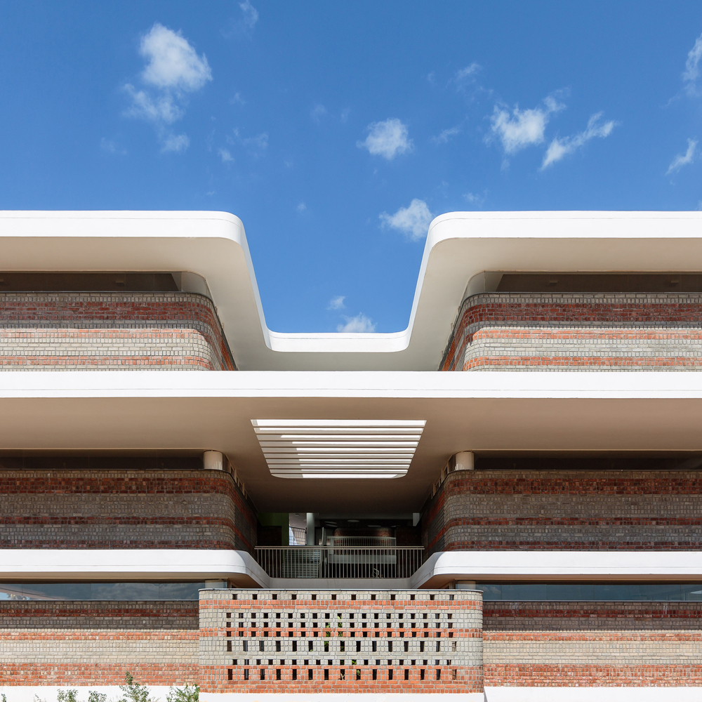 Detailed view of extended building overhangs designed to reduce heat on vertical surfaces in Tamil Nadu’s tropical climate.
